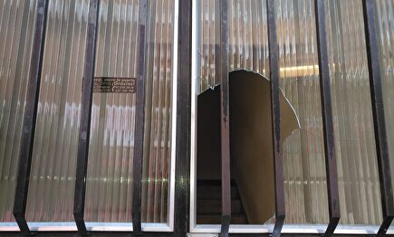 Puerta rota por los okupas de la entrada del bloque del matrimonio afectado |  Libertad Digital