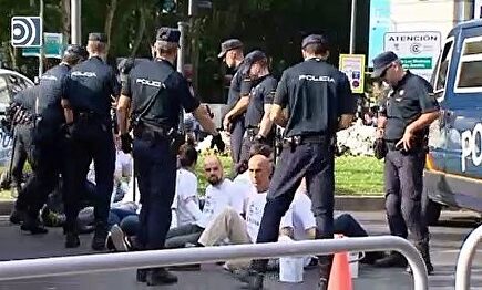 Varios activistas de Greenpeace cortan el acceso a Madrid Central en la calle Alcalá
