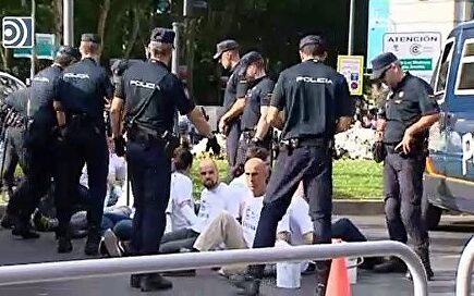 Varios activistas de Greenpeace cortan el acceso a Madrid Central en la calle Alcalá