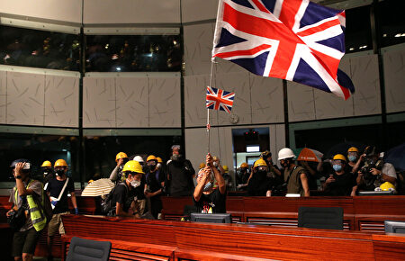 Cientos de manifestantes entran a la fuerza en sede del Parlamento de Hong Kong