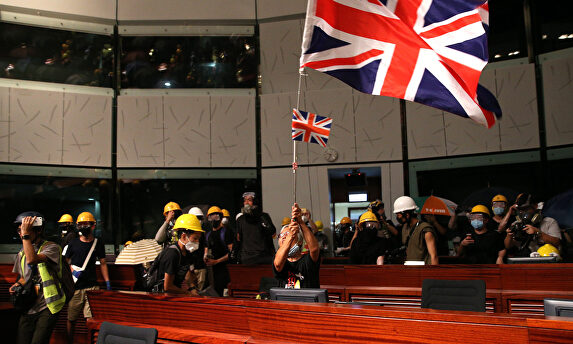 Cientos de manifestantes entran a la fuerza en sede del Parlamento de Hong Kong