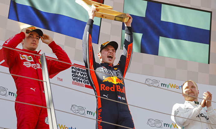 Verstappen levanta el trofeo como ganador en Austria. |  EFE