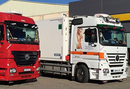 Dos camiones de la flota de la empresa |  Transportes Benavent