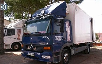 Un juez obliga a una empresa a retirar la imagen de una mujer desnuda de sus camiones