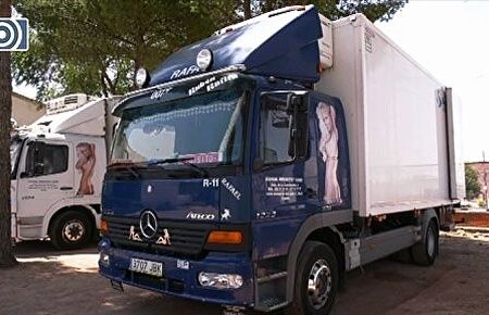 Un juez obliga a una empresa a retirar la imagen de una mujer desnuda de sus camiones