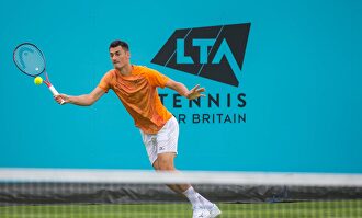 Bernard Tomic durante un entrenamiento en Wimbledon. |  Cordon Press