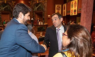 López Miras (PP) saluda a Liarte (Vox) |  Vox