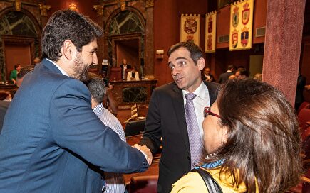 López Miras (PP) saluda a Liarte (Vox) |  Vox