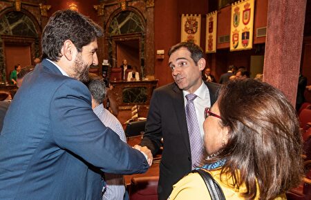 López Miras (PP) saluda a Liarte (Vox) |  Vox