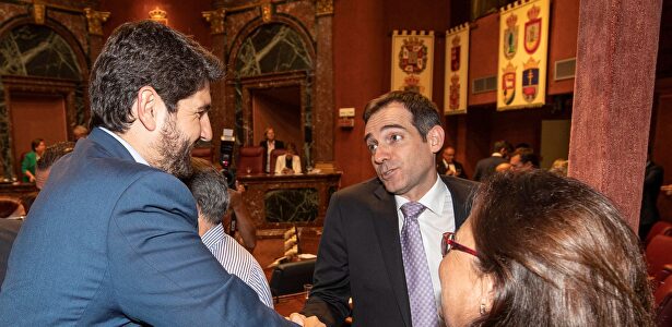 López Miras (PP) saluda a Liarte (Vox) |  Vox