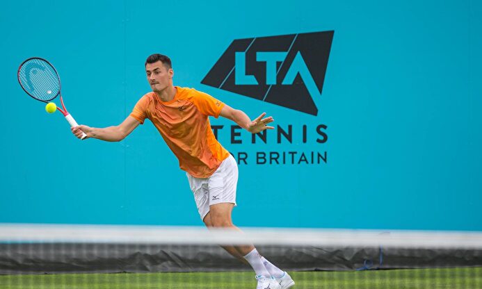 Bernard Tomic durante un entrenamiento en Wimbledon. |  Cordon Press