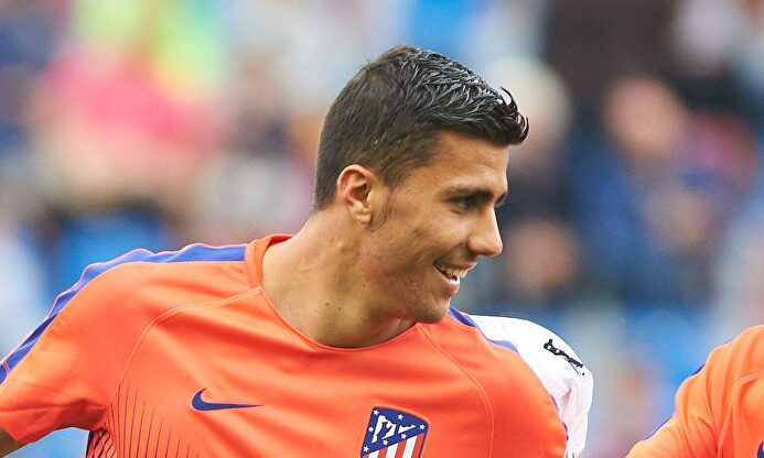 Rodrigo, en el calentamiento de un partido con el Atlético de Madrid. | EFE