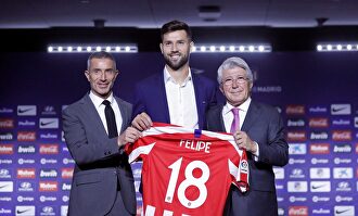 Felipe Monteiro (c), junto a Enrique Cerezo (d) y Andrea Berta en su presentación con el Atlético de Madrid. |  EFE