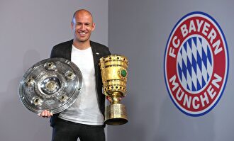 Arjen Robben posa con sus dos últimos títulos cosechados con el Bayern de Munich. |  Cordon Press