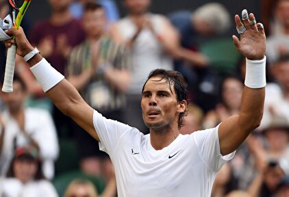 Rafa Nadal celebra su victoria ante Nick Kyrgios en segunda ronda de Wimbledon. |  EFE