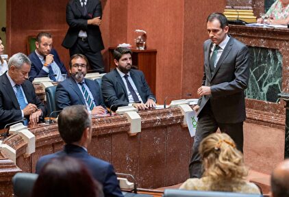 López Miras sentado en su escaño |  EFE