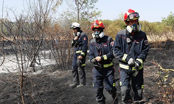 Bomberos en el incendio de Cadalso de los Vidrios (Madrid) |  EFE