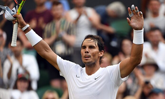 Rafa Nadal celebra su victoria ante Nick Kyrgios en segunda ronda de Wimbledon. |  EFE