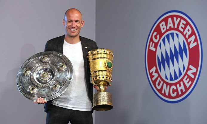 Arjen Robben posa con sus dos últimos títulos cosechados con el Bayern de Munich. |  Cordon Press