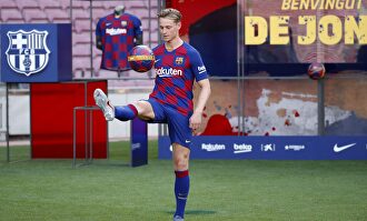 De Jong se da un baño de masas en el Camp Nou: "Es un orgullo vestir esta camiseta"