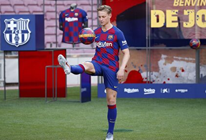 De Jong se da un baño de masas en el Camp Nou: "Es un orgullo vestir esta camiseta"