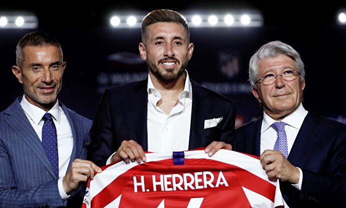 Héctor Herrera (c), durante su presentación con el Atlético de Madrid. |  EFE