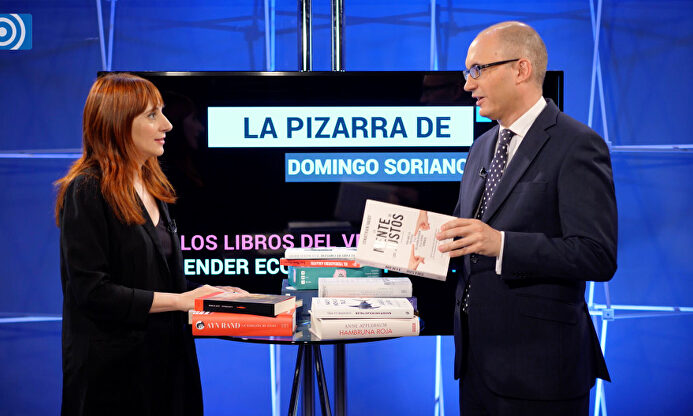 Libros, series, juegos y mucho más para aprender economía este verano