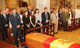 Asistentes al funeral de Arturo Fernández en la iglesia de San Pedro en Gijón. |  Europa Press