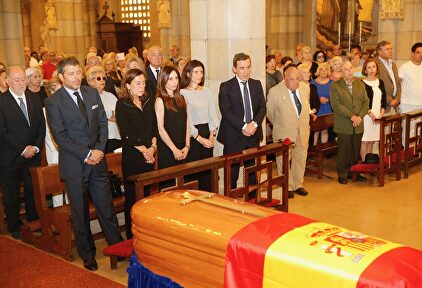 Asistentes al funeral de Arturo Fernández en la iglesia de San Pedro en Gijón. |  Europa Press