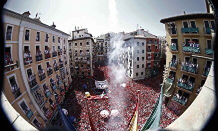 Imagen de la plaza del Ayuntamiento de Pamplona con la pancarta contra la dispersión de los presos eterras. |  EFE