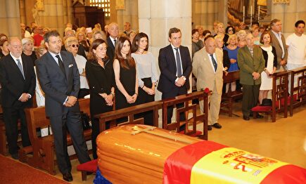 Asistentes al funeral de Arturo Fernández en la iglesia de San Pedro en Gijón. |  Europa Press