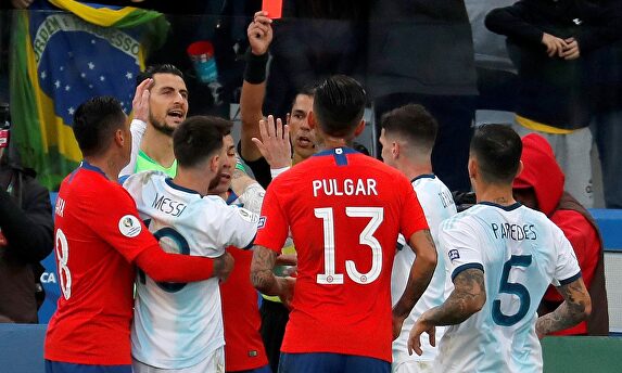 Momento en el que Messi es expulsado |  EFE