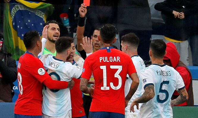 Momento en el que Messi es expulsado |  EFE