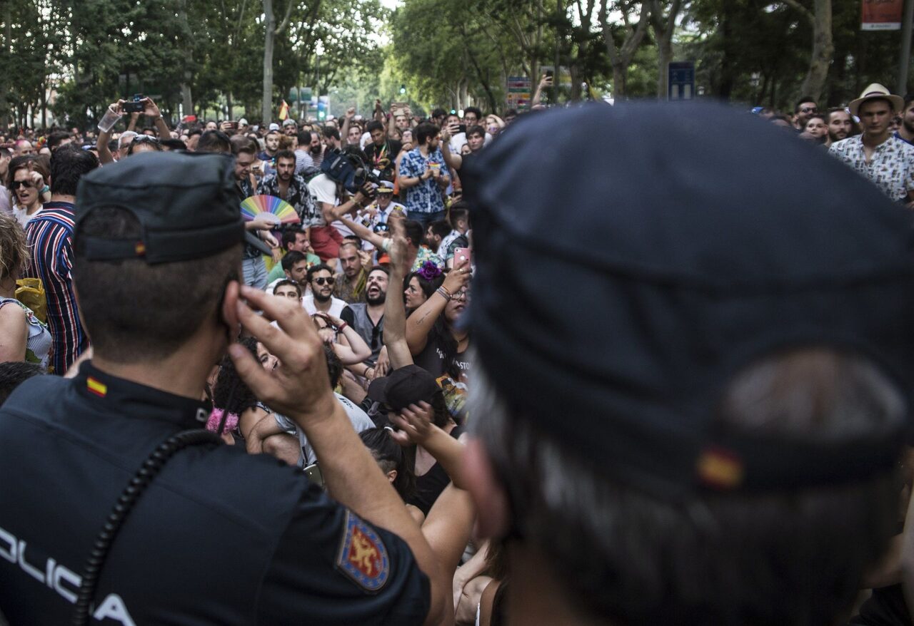 La Policía escolta a los representantes de Cs que abandonan la manifestación del Orgullo Gay. |  EFE