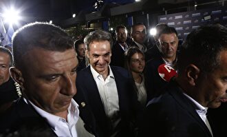 El líder de ND, Kyriakos Mitsotakis, celebra su victoria en las elecciones griegas de este domingo |  EFE