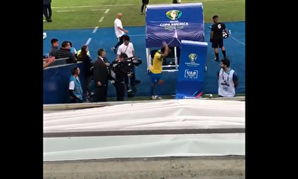 Expulsan a Gabriel Jesús y paga su rabia tirando la televisión del VAR