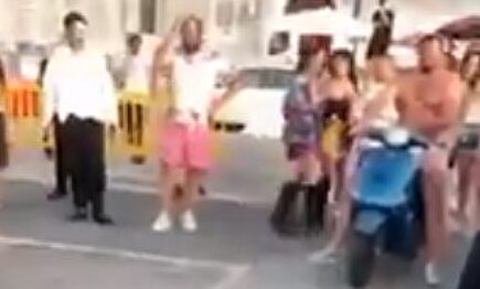 Balotelli paga 2.000 euros a un camarero por tirarse al mar con una moto