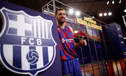 Mirotic posa junto al escudo del Barça. |  Efe