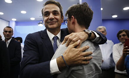 Mitsotakis arranca la 'revolución fiscal' griega: rebajas en IRPF, IBI, Sociedades, IVA…