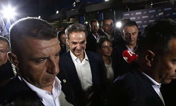 El líder de ND, Kyriakos Mitsotakis, celebra su victoria en las elecciones griegas de este domingo |  EFE