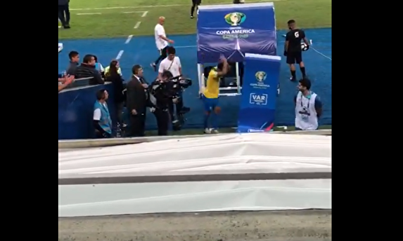 Expulsan a Gabriel Jesús y paga su rabia tirando la televisión del VAR