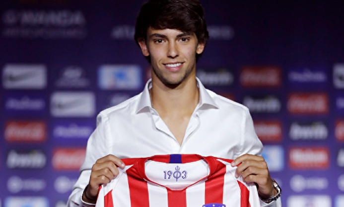 Joao Félix posa con la camiseta del Atlético de Madrid. |  EFE