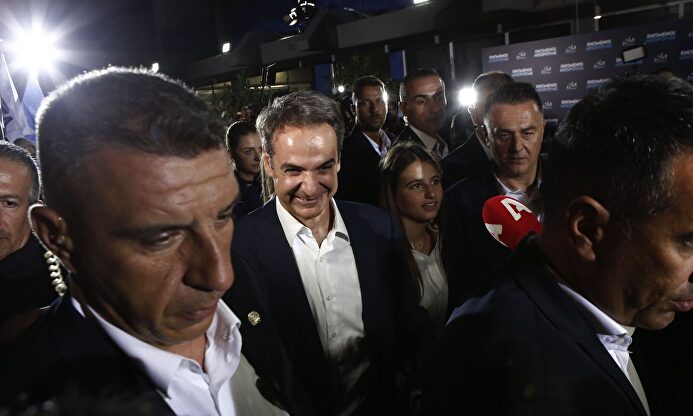 El líder de ND, Kyriakos Mitsotakis, celebra su victoria en las elecciones griegas de este domingo |  EFE