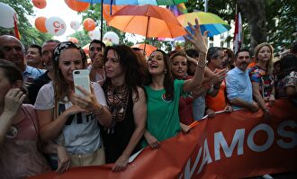 Dirigentes de Cs responden a las amenazas que les lanzaban un grupo de manifestantes en el Orgullo. |  Cordon Press