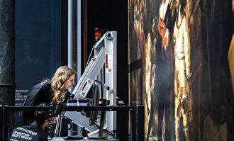 Restauradores trabajan sobre 'La ronda de noche' del Rijksmuseum |  EFE