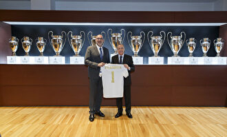 Florentino Pérez y Emilio Gayo, en el salón de trofeos del Estadio Santiago Bernabéu. |  Telefónica