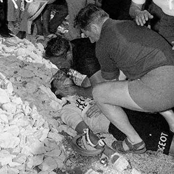 Uno de los doctores presentes practicar el boca a boca a Tom Simpson |  Página web oficial UCI