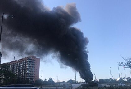 La columna de humo se ve desde numerosos puntos de la ciudad |  Europa Press