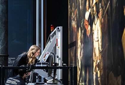 Restauradores trabajan sobre 'La ronda de noche' del Rijksmuseum |  EFE