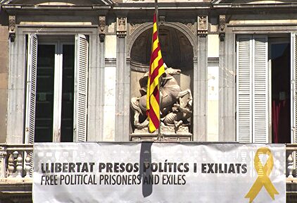 Cartel a favor de los golpistas en el balcón de la Generalidad |  Europa Press